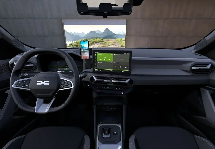 Vue intérieure frontale du tableau de bord du Dacia Duster 2026, avec écran tactile central et volant multifonction noir.