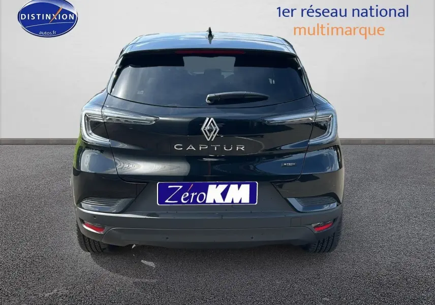Vue arrière d'un Renault Captur noir étoile 2025 avec feux LED et logo bien visibles sur fond neutre.
