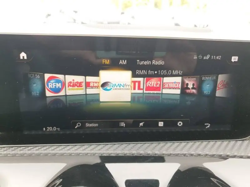 Écran tactile central de la Mercedes Classe A 160 Style Line 2018 affichant les stations radio FM dans un intérieur moderne.