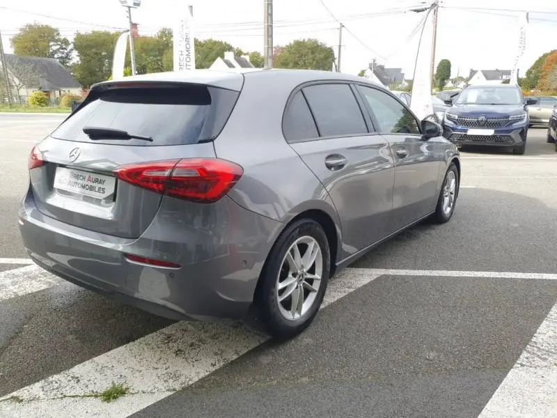 Vue 3/4 arrière droite d'une Mercedes Classe A 160 Style Line gris montagne métallisé avec vitres teintées et jantes alu.