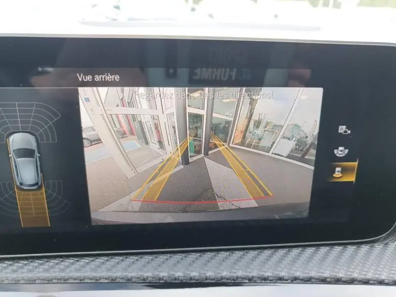 Affichage de la caméra de recul du Mercedes Classe A 160 gris montagne métallisé, vue arrière avec guidage dynamique.