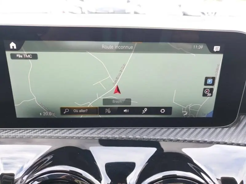 Écran tactile de navigation affichant une carte, intégré dans le tableau de bord d'une Mercedes Classe A 160 gris montagne.