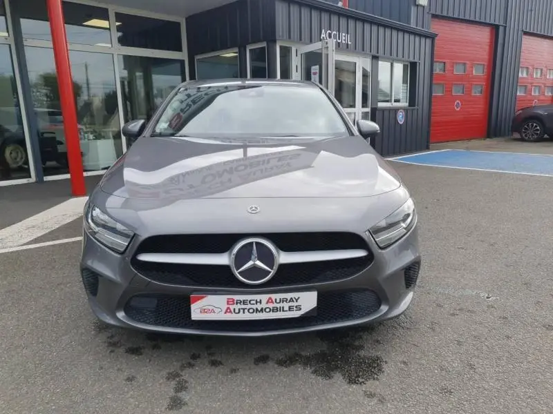 Mercedes Classe A 160 Style Line gris montagne métallisé vue de face avec calandre étoile et phares LED visibles