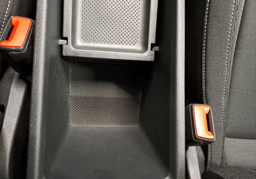 Gros plan sur le dispositif phonebox à recharge par induction dans la console centrale du Skoda Karoq 2023.