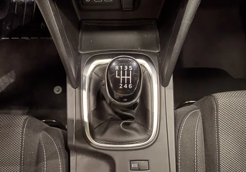 Vue rapprochée du levier de vitesses manuel noir de la Renault Mégane IV 1.5 dCi 115, avec sellerie tissu grise.