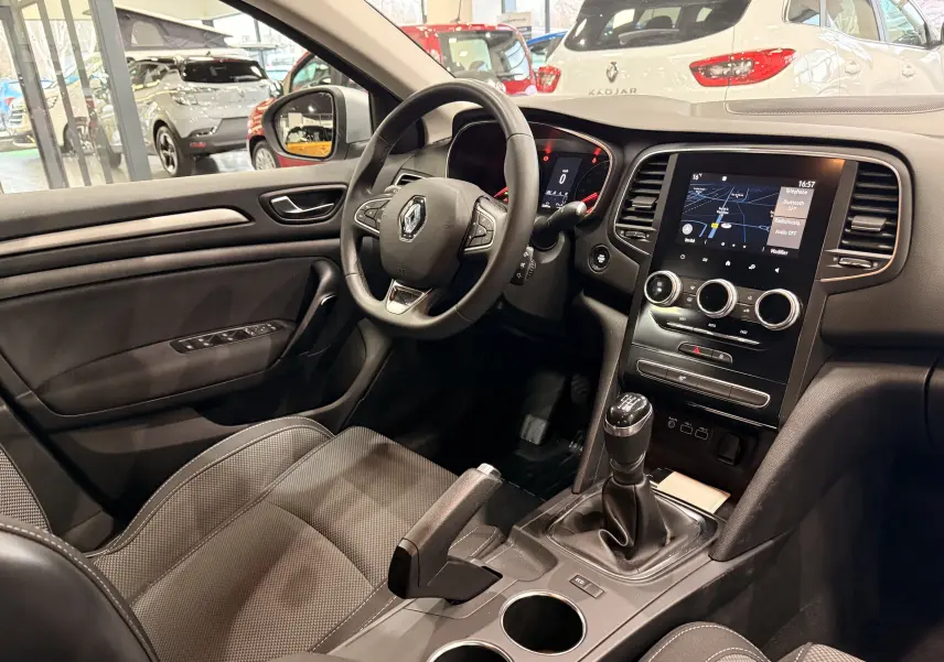 Intérieur de la Renault Mégane IV 1.5 dCi 115 Evolution, vue côté conducteur, volant multifonction et console centrale avec écran tactile.