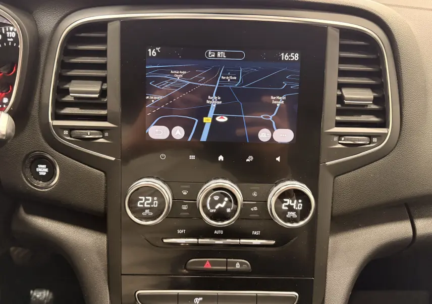 Vue rapprochée du tableau de bord de la Renault Mégane IV 1.5 dCi 115 Evolution avec écran tactile et commandes de climatisation.