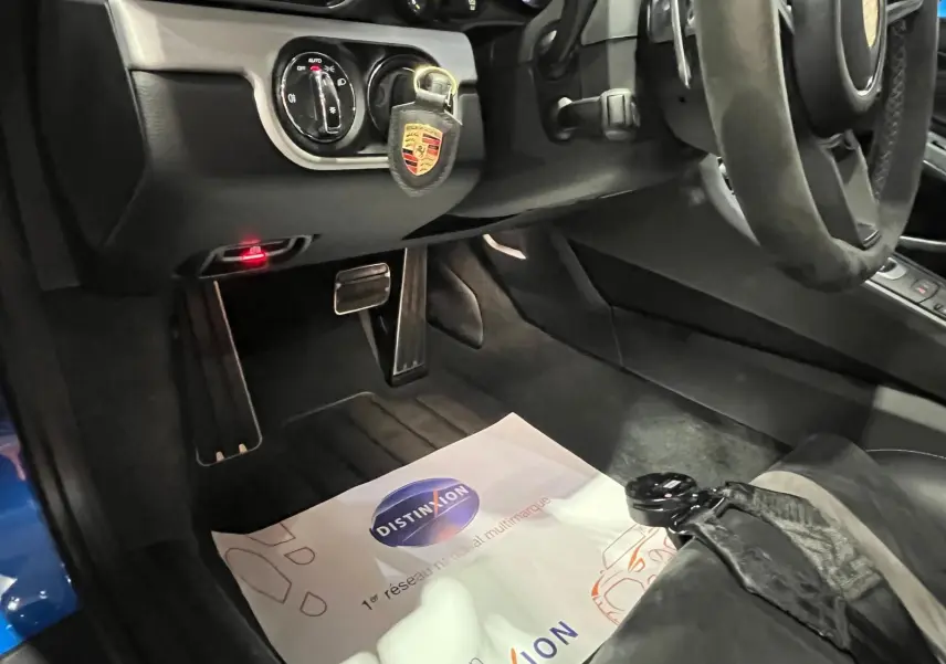 Vue intérieure côté conducteur de la Porsche 911 GT3 2018, volant sport alcantara et pédalier en aluminium.