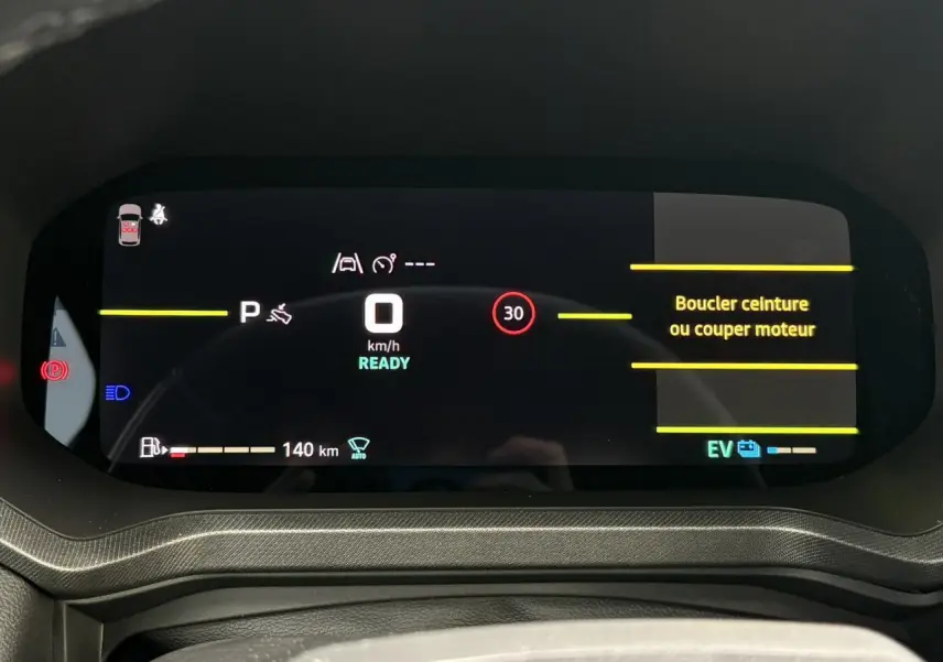 Combiné numérique 10 pouces du Dacia Bigster 2025 affichant la vitesse à 0 km/h et alertes de sécurité.