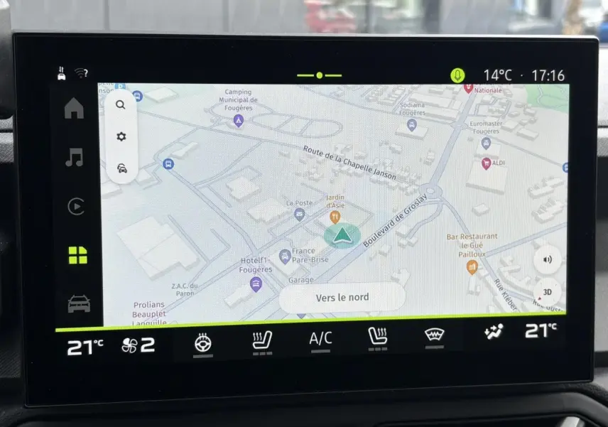 Écran tactile 10,1'' du système de navigation Media Nav Live dans un Dacia Bigster blanc, affichant une carte détaillée.