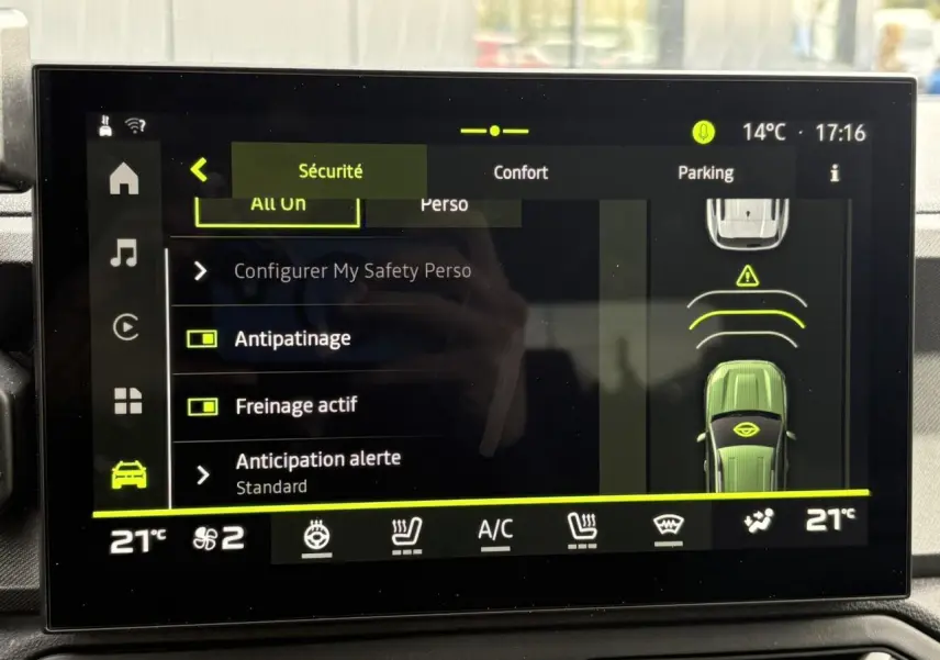 Écran tactile du système multimédia Dacia Bigster 2025 affichant les réglages de sécurité et confort intérieur.
