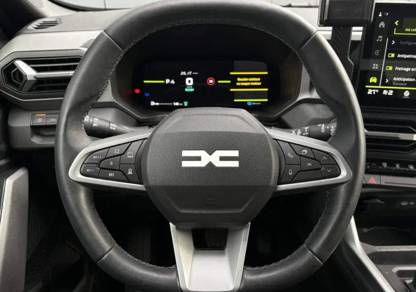 Vue rapprochée du volant noir du Dacia Bigster 2025 avec combiné numérique et écran tactile latéral.