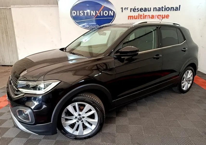 Vue 3/4 avant d'un Volkswagen T-Cross noir 2022 avec jantes alliage et rétroviseurs électriques rabattables.