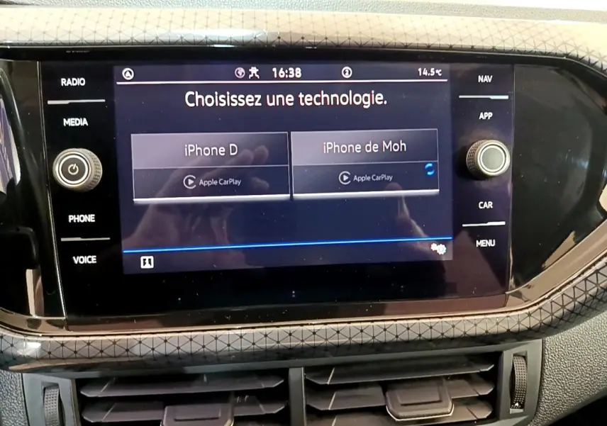 Écran tactile central du tableau de bord du Volkswagen T-Cross 2022 affichant le choix Apple CarPlay.
