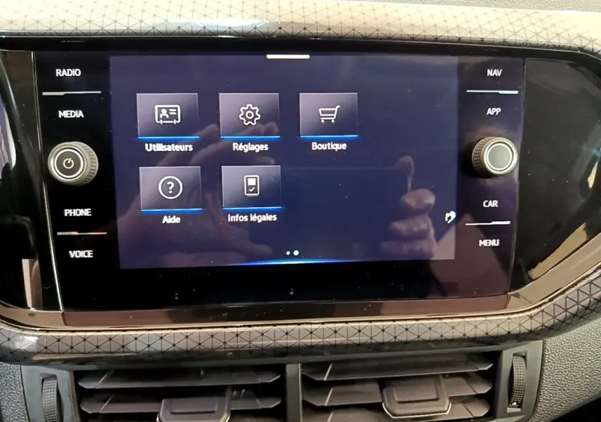 Écran tactile central du Volkswagen T-Cross 2022 affichant les options utilisateurs, réglages et boutique.