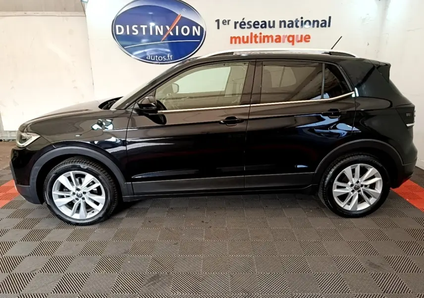 Profil latéral droit du Volkswagen T-Cross noir 2022, SUV compact avec jantes alliage et rétroviseurs électriques.