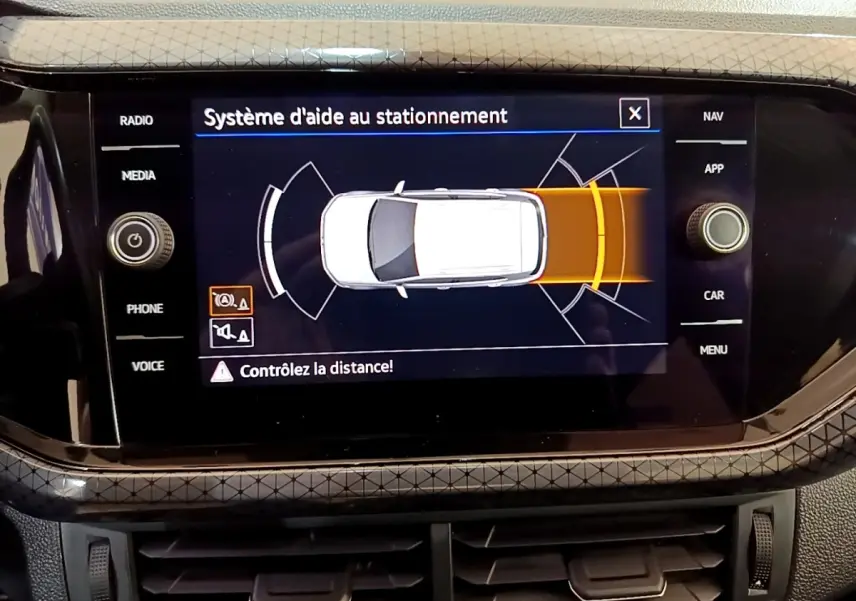 Écran tactile intérieur du Volkswagen T-Cross noir 2022 montrant le système d'aide au stationnement.