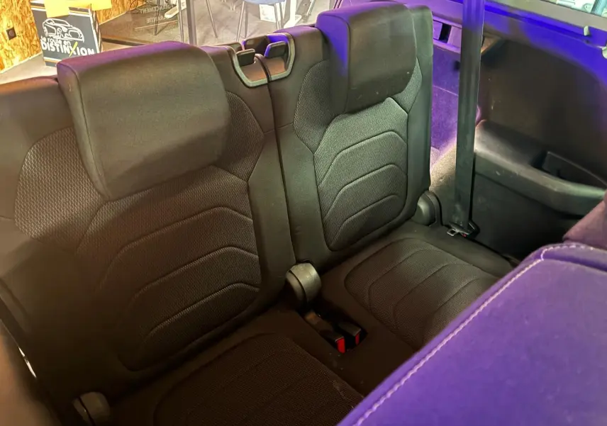 Vue rapprochée des sièges arrière en tissu noir du Skoda Kodiaq 2023, avec ceinture de sécurité visible côté droit.
