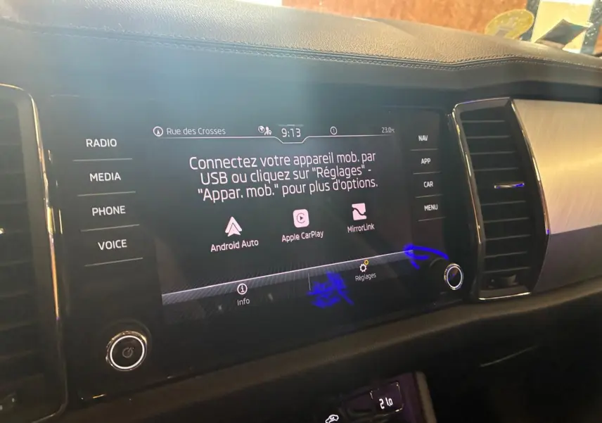 Écran tactile central du Skoda Kodiaq 2023 affichant les options de connexion Android Auto, Apple CarPlay et MirrorLink.