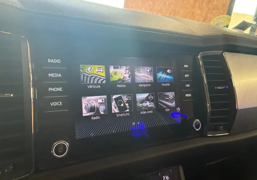 Écran tactile central du Skoda Kodiaq 2023, affichant les menus multimédias et navigation, avec finition intérieure noire.