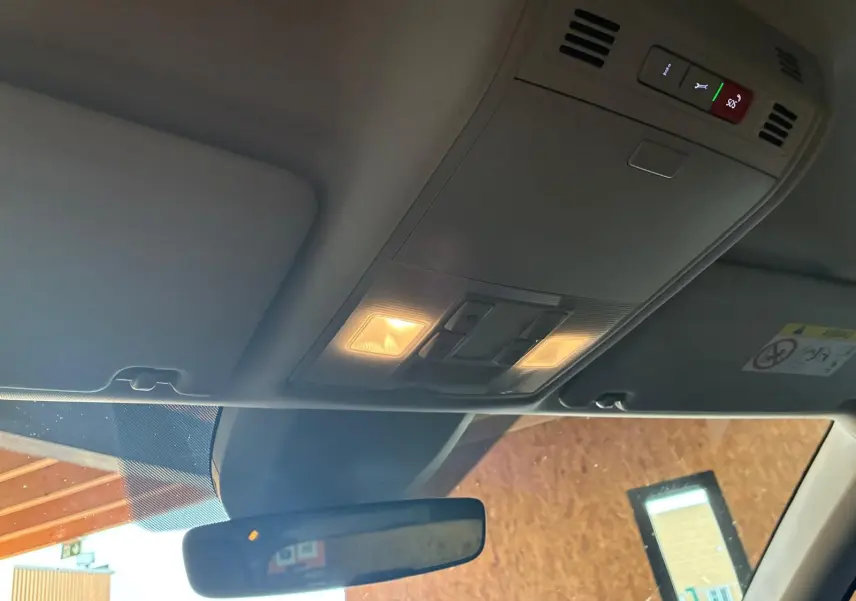 Vue intérieure du plafond avant avec éclairage et commandes au-dessus du rétroviseur d'un Skoda Kodiaq 2023.