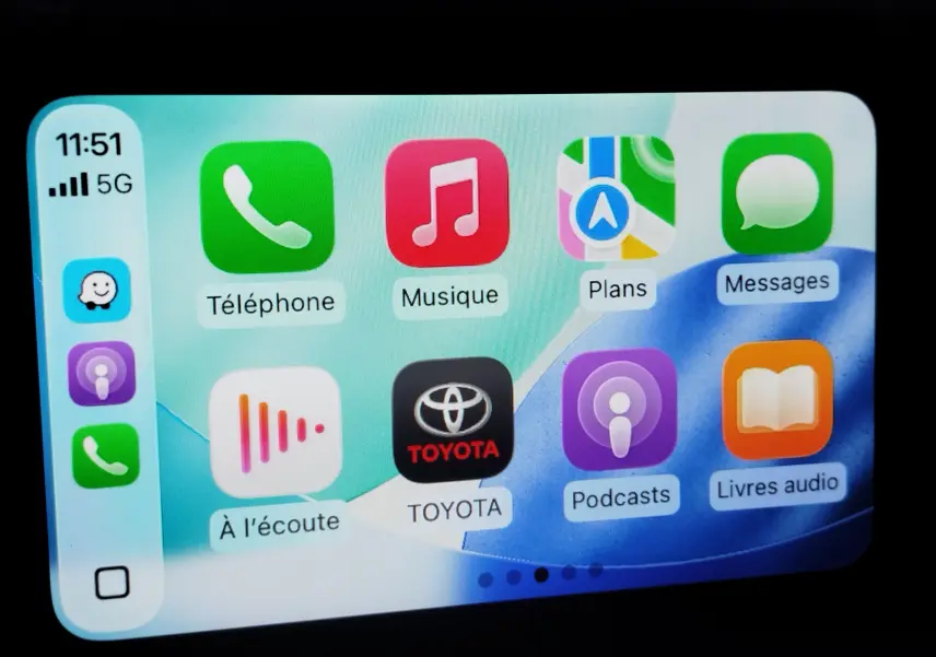Écran tactile intérieur de la Toyota Aygo X 2023 montrant l'interface Apple CarPlay colorée et claire.
