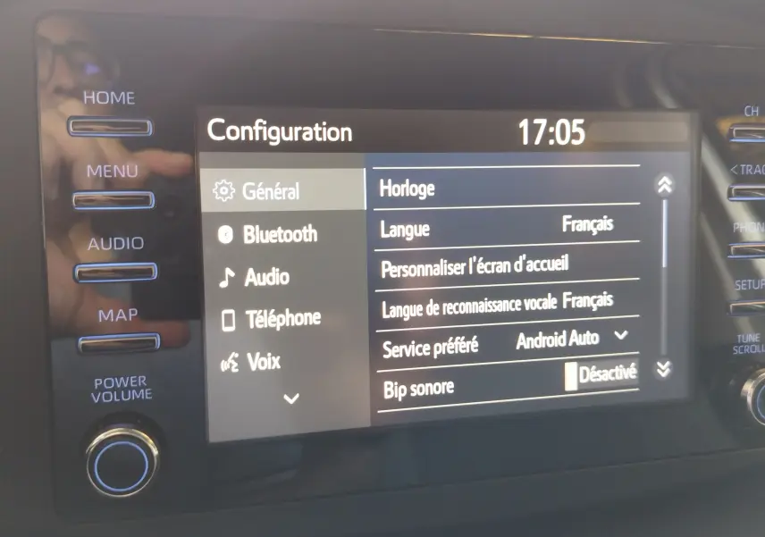 Écran tactile central de la Toyota Aygo X 2023 affichant le menu de configuration en intérieur.