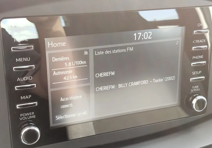 Écran tactile central de la Toyota Aygo X 2023 affichant la liste des stations FM avec commandes autour.