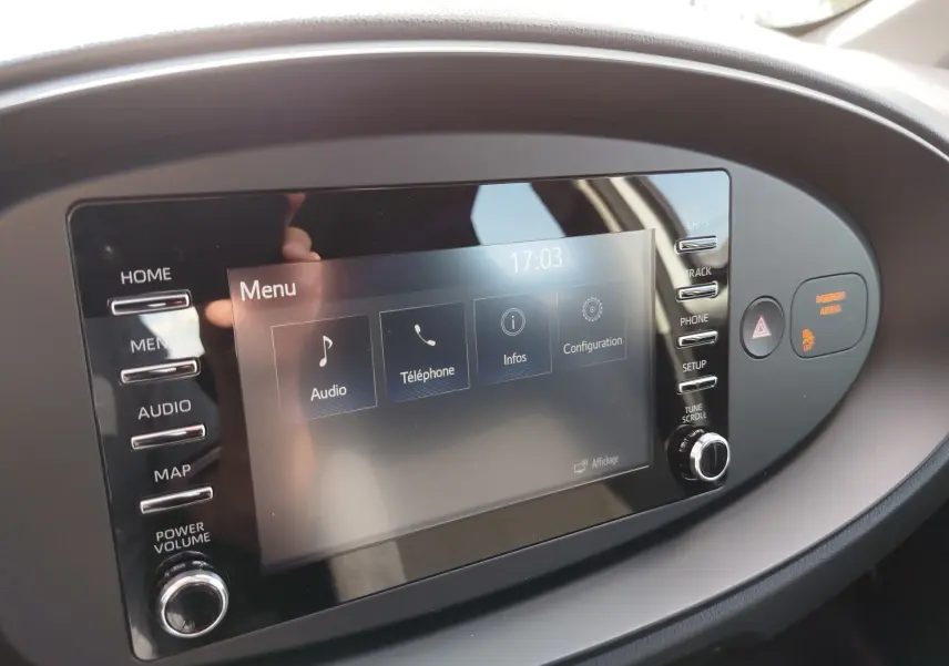 Écran tactile central de la Toyota Aygo X 2023 affichant le menu audio, téléphone, infos et configuration.