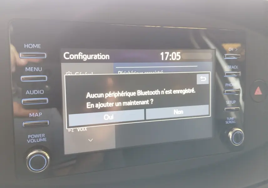 Écran tactile central de la Toyota Aygo X blanc, affichant le menu configuration avec message Bluetooth non enregistré.