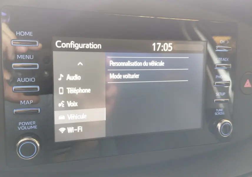 Écran tactile central de la Toyota Aygo X 2023 affichant le menu de configuration du véhicule.