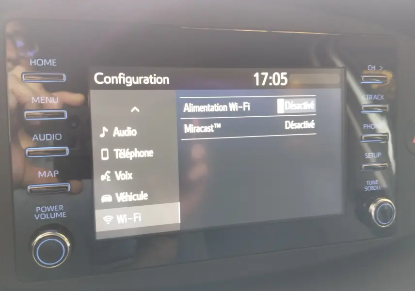 Écran tactile central de la Toyota Aygo X blanc, affichant le menu configuration Wi-Fi désactivé à 17h05.