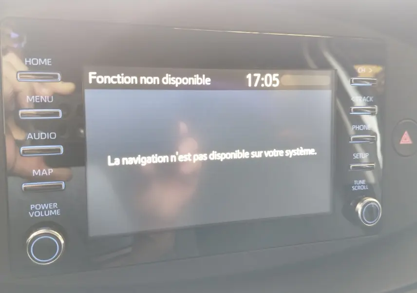 Écran central tactile de la Toyota Aygo X 2023 affichant un message d'erreur de navigation non disponible.