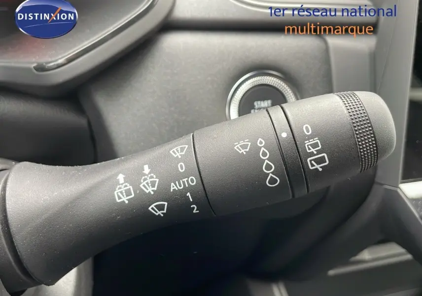 Gros plan sur la commande d'essuie-glace du Renault Captur E-Tech gris rafale avec bouton start visible en arrière-plan.