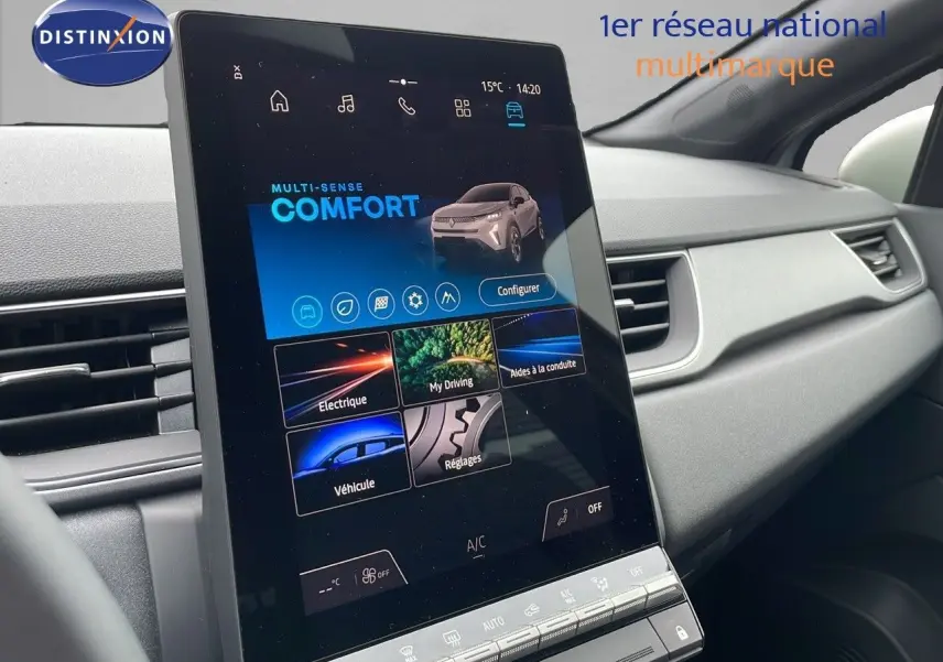 Écran tactile central affichant le mode Confort dans l'habitacle du Renault Captur gris Rafale 2025 toit beige.