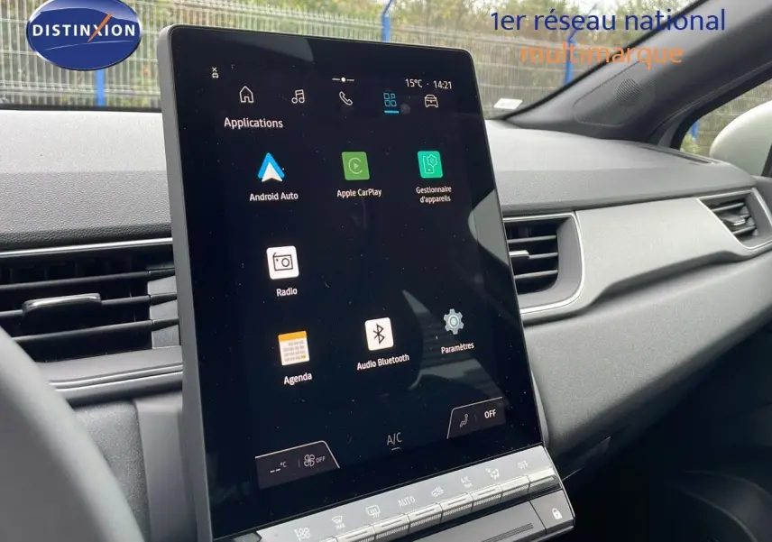 Vue intérieure du tableau de bord du Renault Captur E-Tech hybride 2025, avec écran tactile central affichant les applications.
