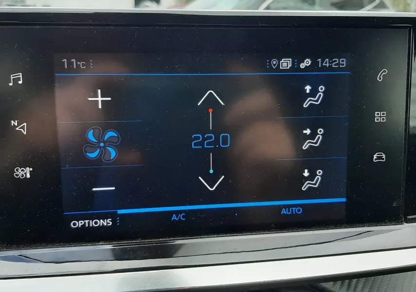 Écran tactile du système de climatisation du Peugeot 2008 2020, affichant une température réglée à 22°C.