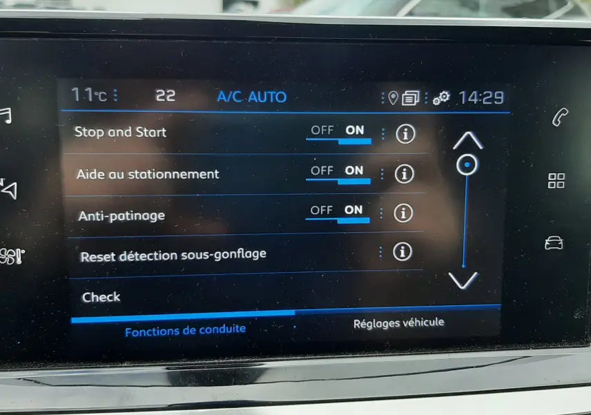 Écran tactile intérieur du Peugeot 2008 2020 affichant les réglages d’aide à la conduite et climatisation.
