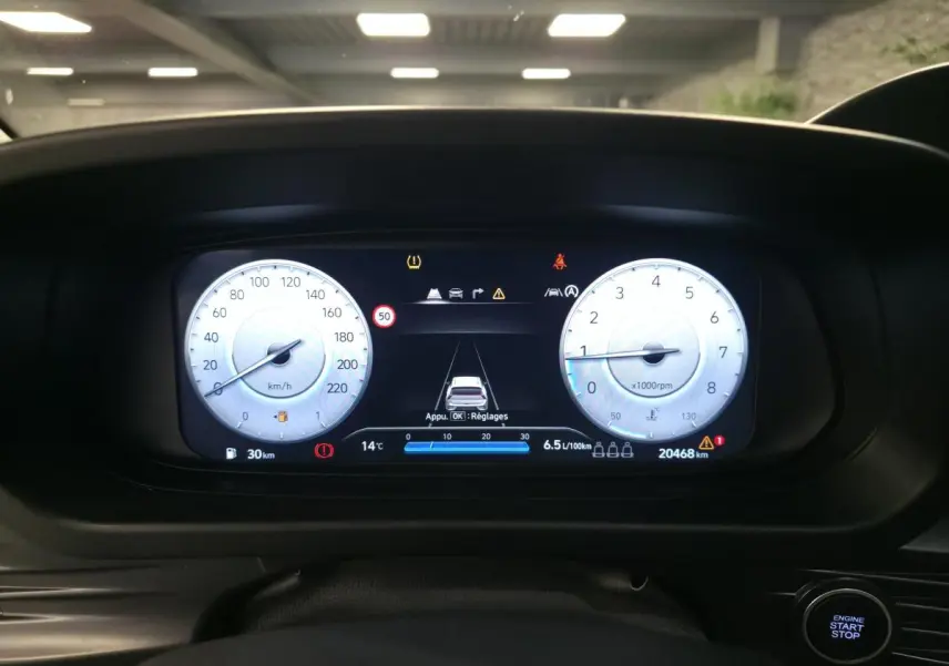 Vue rapprochée du tableau de bord numérique de la Hyundai Bayon 2025, affichant vitesse et compte-tours.