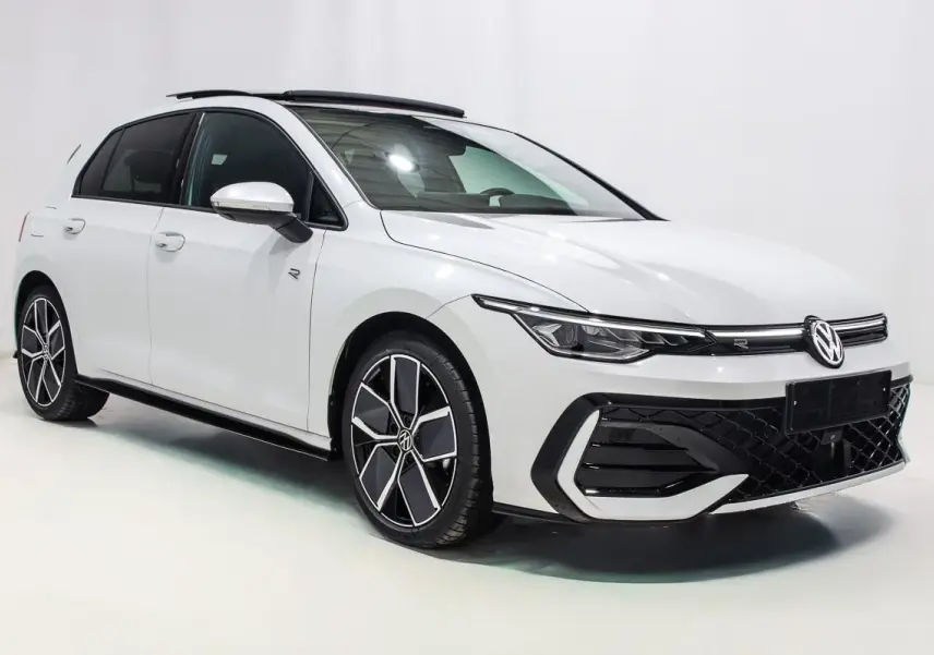 Vue 3/4 avant droite d'une Volkswagen Golf blanche 2025 avec jantes alliage et toit panoramique noir.