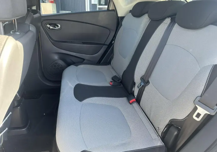 Vue intérieure côté gauche sur la banquette arrière grise et noire du Renault Captur 2014 beige.