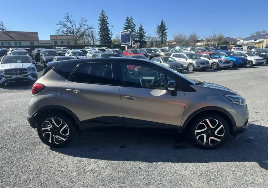 Renault Captur beige métallisé vue de profil côté gauche, avec toit noir et jantes alliage noires diamantées.