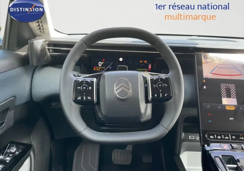 Vue intérieure centrée sur le volant noir du Citroën C5 Aircross Hybrid avec écran tactile et affichage numérique.
