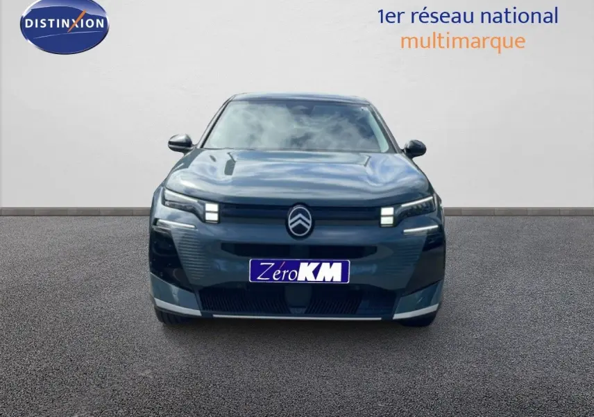 Vue frontale du Citroën C5 Aircross Hybrid 145ch en vert Astoria Metal avec phares LED distinctifs allumés.