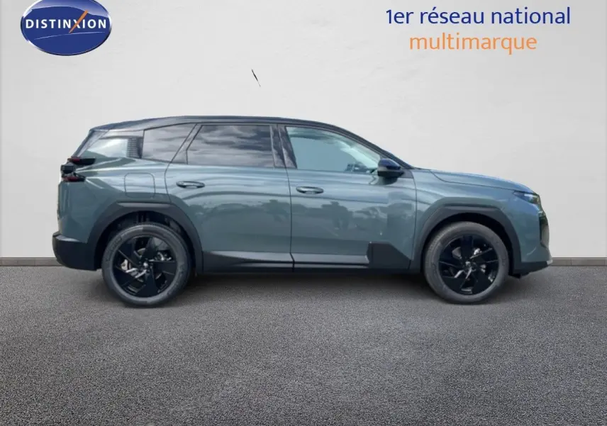 Vue de profil côté gauche d'un Citroën C5 Aircross Hybrid 145ch en vert Astoria métallisé avec jantes noires.
