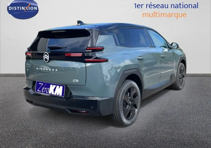 Vue 3/4 arrière droite d'un Citroën C5 Aircross Hybrid vert Astoria métallisé avec toit et jantes noires.