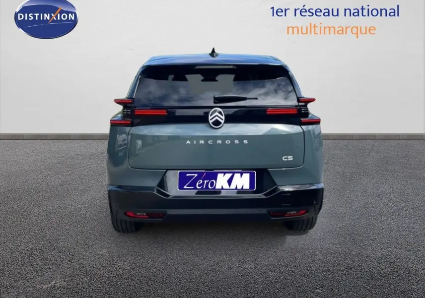 Vue arrière d'un Citroën C5 Aircross Hybrid 145ch en vert Astoria métallisé avec feux arrière horizontaux distinctifs.