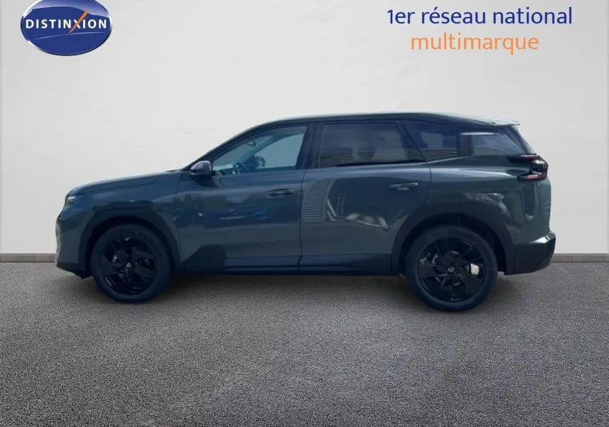Vue de profil côté gauche du Citroën C5 Aircross Hybrid 145ch en vert Astoria métallisé avec jantes noires.