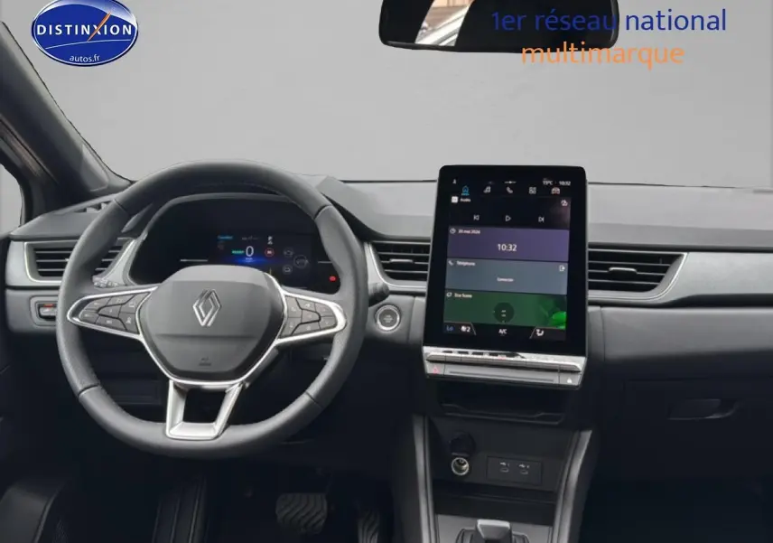 Tableau de bord et volant multifonction de Renault Captur gris cassiopée, vue frontale centrée sur l'écran tactile vertical.