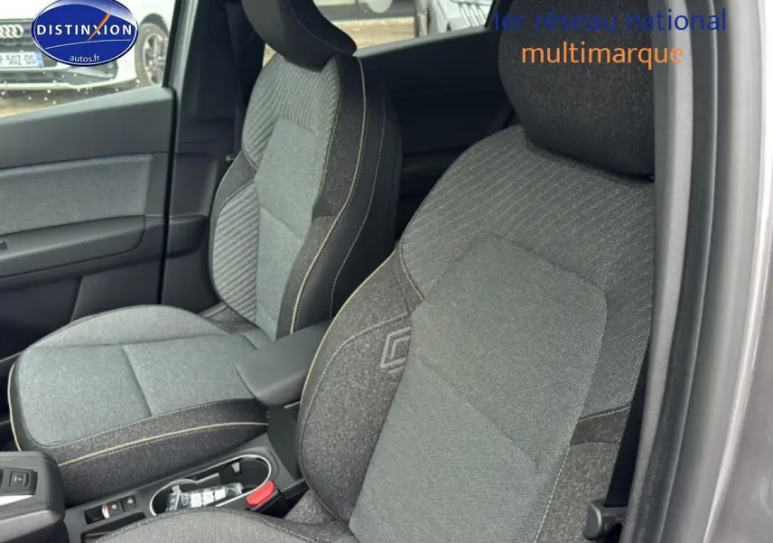 Vue intérieure côté droit des sièges avant gris du Renault Captur 1.8 e-tech full hybrid 160 techno.